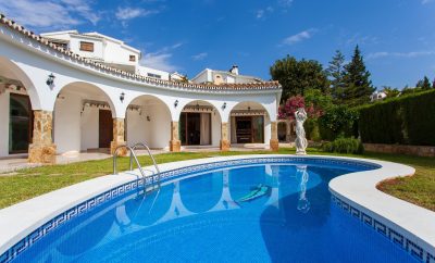 SUMMER OFFERS! Fabulous 4 Bedroom Luxury Villa 5 mins from the Beach Pool, Gardens, Sea Views
